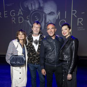 Jean-Luc Reichmann, Nathalie Lecoultre, Nikos Aliagas et sa femme Tina Grigoriou au vernissage de l'exposition photographique de Nikos Aliagas "Regards Miroirs" à la Seine Musicale à Boulogne-Billancourt le 14 avril 2022. Crédit Cyril Moreau/Bestimage