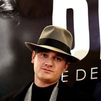 Alain Delon : Son fils Alain-Fabien modifie son identité, une décision qui en dit long sur ses intentions pour la succession