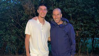 Elyaz Zidane suit les traces de son père Zinédine : "Il m’a transmis de nombreux conseils", il raconte comment le champion du monde l’accompagne dans sa carrière