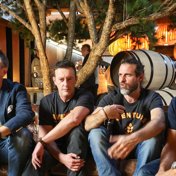 Une passion inattendue qui promet des saveurs uniques et une histoire à découvrir.

Exclusif - Jean Dujardin et ses trois partenaires, Antoine Gravouil, Olivier Carsoule et Éric Lafon, fondateurs de la distillerie Bordeaux Distilling Co, basée dans le quartier de Bacalan, lancent leur premier whisky, au nom évocateur : Aventure, à Bordeaux, France, le 1er octobre 2025. © Fabien Cottereau/Bestimage