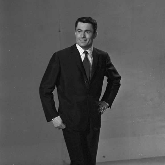 Archives - En France, à Paris, Alain Barrière sur le plateau de l'émission "Douce France". Le 24 décembre 1964.

© Gérard Letellier via Bestimage