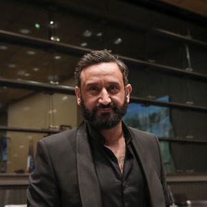 Cyril Hanouna - Le producteur de télévision français L.Stan et l'animateur de télévision français C.Hanouna lors d'une séance devant la commission d'enquête parlementaire sur l'attribution des fréquences TV