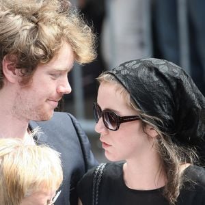Gaël et Sara Giraudeau aux obsèques de leur père Bernard Giraudeau en l'église Saint-Eustache à Paris le 23 juillet 2010. © CYRIL MOREAU / BESTIMAGE
