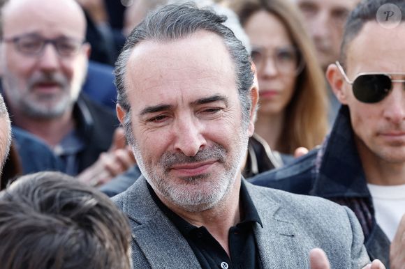 Jean Dujardin - Sorties des obsèques de Bruno Salomone en l'église Sainte-Anne de Polangis de Joinville-le-Pont (Val-de-Marne) le 23 mars 2026. © Cyril Moreau - Dominique Jacovides / Bestimage