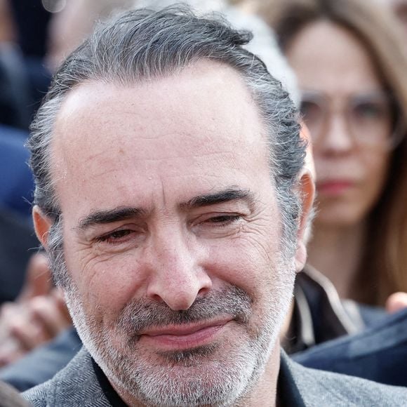 Jean Dujardin - Sorties des obsèques de Bruno Salomone en l'église Sainte-Anne de Polangis de Joinville-le-Pont (Val-de-Marne) le 23 mars 2026. © Cyril Moreau - Dominique Jacovides / Bestimage