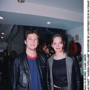 Guillaume Canet et Marion Cotillard, à l'ouverture de la boutique Celio, sur les Champs-Elysées, le 31 mai 2002. JOKER / BESTIMAGE