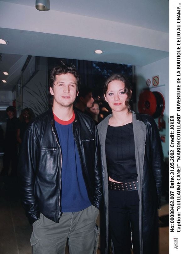 Guillaume Canet et Marion Cotillard, à l'ouverture de la boutique Celio, sur les Champs-Elysées, le 31 mai 2002. JOKER / BESTIMAGE