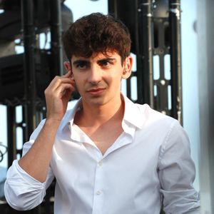 Exclusif - Léon Hesby, le fils de Patrick Bruel, se produit pour la première fois sur scène en France, au festival des Sables-d'Olonne, le 26 juin 2026. En première partie de Marine Delplace, gagnante de la Star Academy (S12), le jeune musicien de 20 ans a chanté un titre en anglais, remportant un franc succès, sous le regard de sa mère, Amanda Sthers. © Noël Carrier / Bestimage