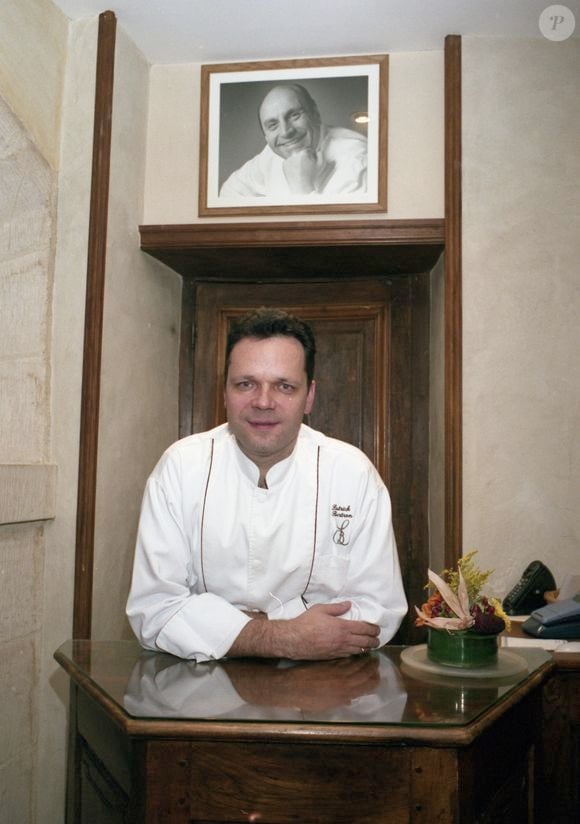Archives - Patrick Bertron, chef du relais de Bernard Loiseau, pose à l'hôtel de la Côte d'Or à Saulieu en 2004. L'édition 2016 du guide Michelin a en revanche rétrogradé de trois à deux étoiles le Relais Bernard Loiseau à Saulieu (Côte-d'Or), dirigé par Dominique Loiseau, la veuve du chef Bernard Loiseau, depuis que ce dernier a mis fin à ses jours il y a 13 ans.