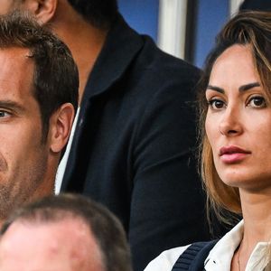 Richard Gasquet avec sa compagne Clementine - Célébrités dans les tribunes lors du match de football du PSG face à Montpellier au Parc des Princes à Paris le 24 August 2024. © Matthieu Mirville/Bestimage