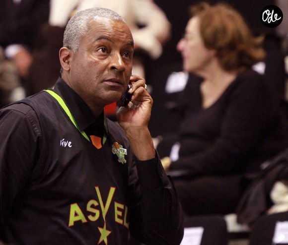 Tony Parker Senior, le père de Tony Parker, lors du match de basket-ball de ProA entre Villeurbanne et Paris-Levallois, à l'Astroballe de Villeurbanne, en France, le 14 octobre 2011. Photo de Vincent Dargent/ABACAPRESS.COM