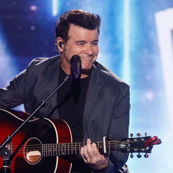 Le chanteur garde hélas des séquelles aujourd'hui… "Une intervention lourde. Je n'ai pas récupéré mon audition à 100 %. Il y a peu de chances que je la retrouve un jour", a-t-il conclu grave. 

Exclusif -  Roch Voisine, idole d'enfance de Faustine Bollaert, vient la surprendre au cours de l'émission - Surprises - Enregistrement de l'émission "La boîte à secrets N°18", présentée par F.Bollaert et diffusée le 12 janvier 2024 sur France 3
© Christophe Clovis / Bestimage