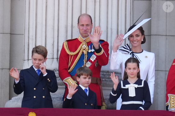 Le prince de Galles va succéder au roi Charles III à la mort de ce dernier

Le prince William, prince de Galles, Catherine (Kate) Middleton, princesse de Galles, le prince George de Galles, le prince Louis de Galles, et la princesse Charlotte de Galles - Les membres de la famille royale britannique au balcon du Palais de Buckingham lors de la parade militaire "Trooping the Colour" à Londres, Royaume Uni, le 15 juin 2024. © Julien Burton/Bestimage