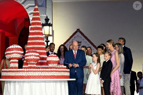Le prince Albert II de Monaco, la princesse Charlene, leurs enfants, le prince héréditaire Jacques et la princesse Gabriella, Camille Gottlieb, la princesse Stéphanie de Monaco et la princesse Caroline de Hanovre - Célébration des 20 ans de règne du prince souverain Albert II de Monaco sur la place du Palais à Monaco, le 19 juillet 2025. © Bruno Bebert/Bestimage