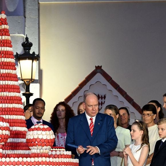 Le prince Albert II de Monaco, la princesse Charlene, leurs enfants, le prince héréditaire Jacques et la princesse Gabriella, Camille Gottlieb, la princesse Stéphanie de Monaco et la princesse Caroline de Hanovre - Célébration des 20 ans de règne du prince souverain Albert II de Monaco sur la place du Palais à Monaco, le 19 juillet 2025. © Bruno Bebert/Bestimage