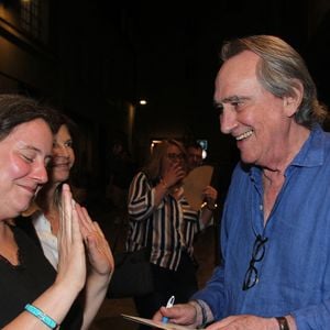 Philippe Lavil signe des autographes - Philippe Lavil en concert au Café de la Danse à Paris le vendredi 29 mai 2026, dans le cadre de sa tournée "Sous le même soleil". © Philippe Baldini/Bestimage