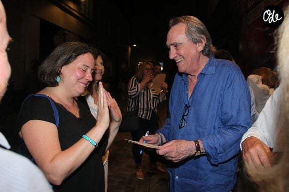 Philippe Lavil signe des autographes - Philippe Lavil en concert au Café de la Danse à Paris le vendredi 29 mai 2026, dans le cadre de sa tournée "Sous le même soleil". © Philippe Baldini/Bestimage