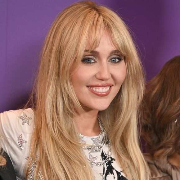 Miley Cyrus à la première mondiale de "Hannah Montana 20th Anniversary Special" de Disney+ au El Capitan Theatre à Los Angeles.
© Backgrid USA / Bestimage