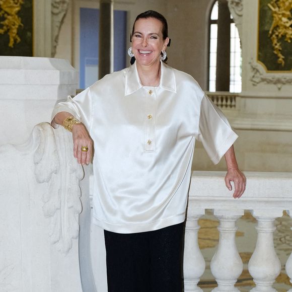 L'illustre actrice française (et mère de Dimitri Rassam, l'ex-mari de Charlotte) était également de la partie, lumineuse dans sa grande tunique en satin crème, bien qu'elle n'ait pas posé au côté de son ancienne belle-fille.

Carole Bouquet au premier défilé Chanel "Collection Haute Couture Automne/Hiver 2026-2027" lors de la Fashion Week de Paris, le 7 juillet 2026

© Pauline Mourey / Bestimage