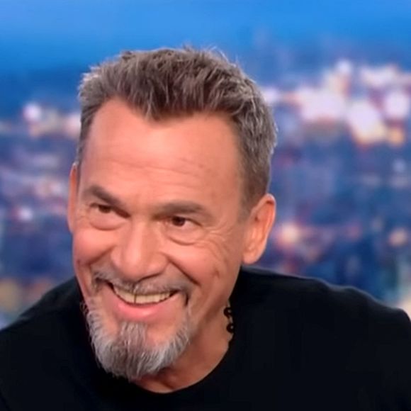 Florent Pagny, qui va beaucoup mieux, était l'invité de Gilles Bouleau aux 20 heures de TF1 le jeudi 16 novembre.
© Captute TV TF1 via Bestimage