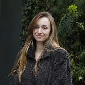 Emma Smet - Arrivées des invités à l'enregistrement de l'émission "Vivement Dimanche Prochain" au Studio Gabriel à Paris le 2 mars 2022. L'émission sera diffusée le 6 mars 2022.