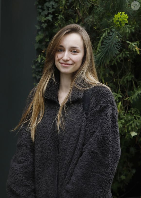 Emma Smet - Arrivées des invités à l'enregistrement de l'émission "Vivement Dimanche Prochain" au Studio Gabriel à Paris le 2 mars 2022. L'émission sera diffusée le 6 mars 2022.