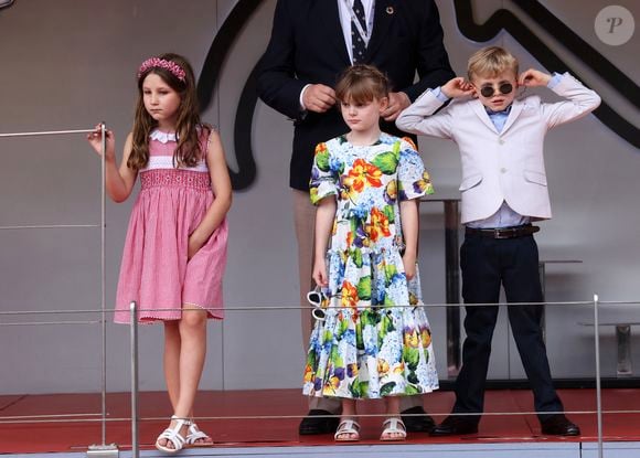 India Casiraghi, la princesse Gabriella de Monaco, comtesse de Carladès (robe Dolce & Gabbana, sandales Jacadi), et Le prince Jacques de Monaco, marquis des Baux - La famille royale de Monaco au podium du Grand Prix F1 de Monaco lors de la remise du trophée à S.Perez, vainqueur de la course. Le 29 mai 2022. 
© Claudia Albuquerque / Bestimage