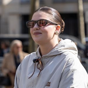 Elle veut retrouver sa couleur naturelle de cheveux.

Louane au défilé Miu Miu "Collection Femme Prêt-à-Porter Automne/Hiver 2026-2027" lors de la Fashion Week de Paris, le 10 mars 2026

© Florian Lavielle / Bestimage