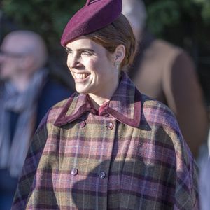 Elizabeth rend notamment hommage à l'arrière-grand-mère du bébé, la reine Elizabeth II, tandis qu'Adelaide et Annina feraient référence à des femmes de la famille de Jack Brooksbank.

La princesse Eugenie d’York - Le roi d'Angleterre et la reine consort d'Angleterre, accompagnés de membres de la famille royale, assistent à l'office de Noël à l'église Sainte-Marie-Madeleine de Sandringham, le 25 décembre 2025.

© GOFF  / BESTIMAGE