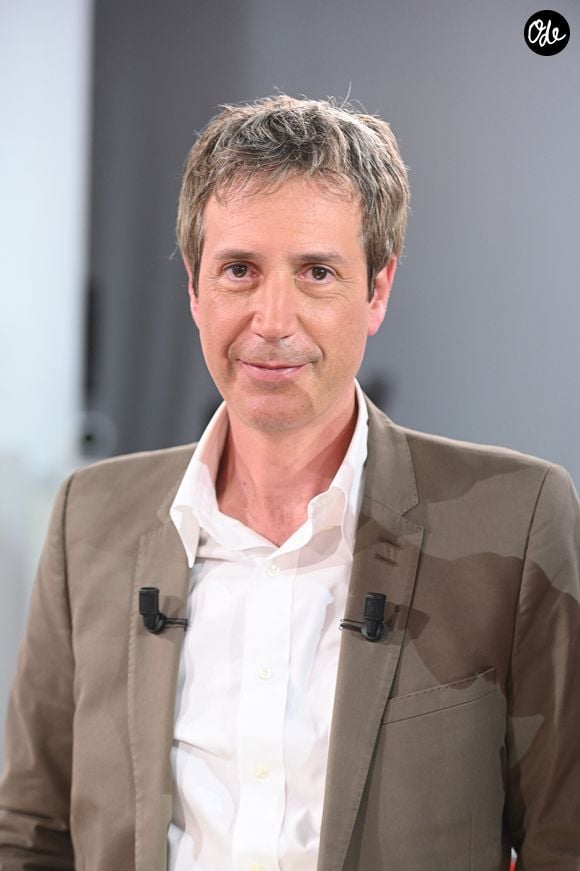 Antonin Baudry lors de l'enregistrement de l'émission Vivement dimanche édition spéciale intitulée 'Général de Gaulle' au studio Rive gauche, présentée par M.Drucker et diffusée le 11 octobre sur France 3, à Paris, France, le 30 septembre 2026. © Guillaume Gaffiot/Bestimage
