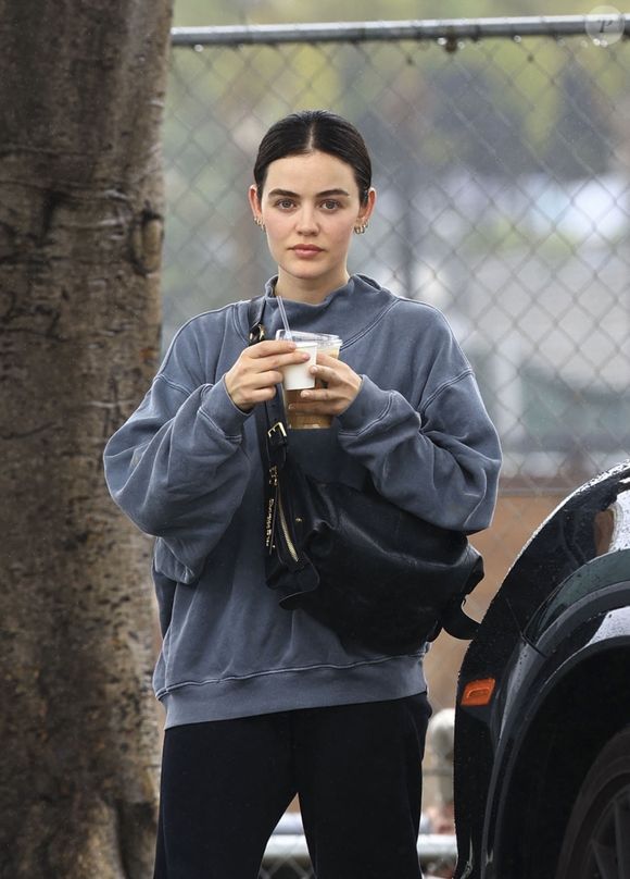 Los Angeles, CA - EXCLUSIF - Lucy Hale reste à l'aise après une séance de Pilates et un café, arborant un look décontracté par temps pluvieux. L'actrice présente son nouveau sac à main Christian Dior tout en restant chic et sans effort.



Sur la photo :  Lucy Hale