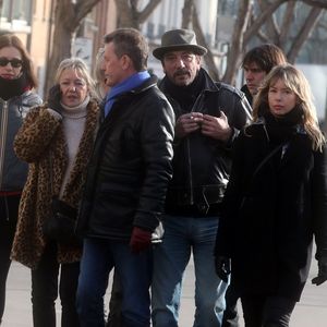 Lolita Séchan, sa mère Dominique Lanvin Quilichini et son père le chanteur Renaud, Romane Serda et des amis - Obsèques de Thierry Séchan frère du chanteur Renaud) au cimetière du Montparnasse à Paris le 16 janvier 2019. © Agence /Bestimage
