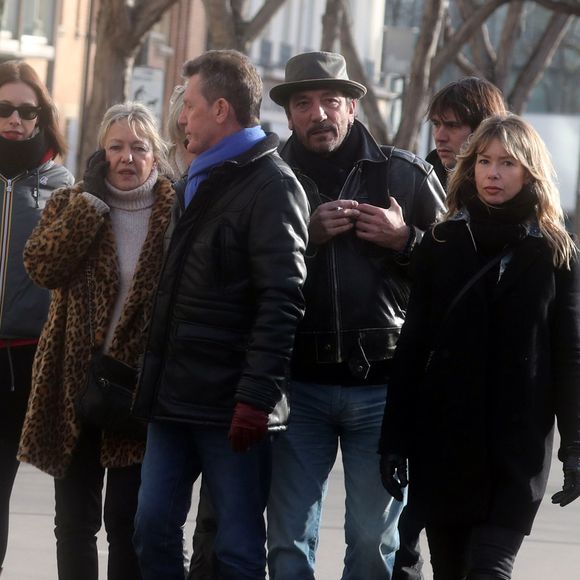 Lolita Séchan, sa mère Dominique Lanvin Quilichini et son père le chanteur Renaud, Romane Serda et des amis - Obsèques de Thierry Séchan frère du chanteur Renaud) au cimetière du Montparnasse à Paris le 16 janvier 2019. © Agence /Bestimage