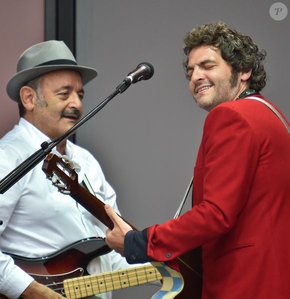 La famille Chedid (Louis, Matthieu, Joseph et Anna Chedid) réunie pour un concert lors de la Fête de l'Humanité 2015 dans le Parc de la Courneuve à Paris, le 13 septembre 2015.