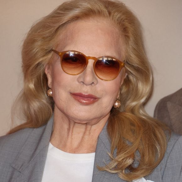Ce n'est pas la première récompense qui est donnée à Sylvie Vartan. 

Sylvie Vartan assiste à la première de "Ma Mere, Dieu et Sylvie Vartan" au Pathe Palace à Paris le 17 mars 2025, France. Photo par Jerome Domine/ABACAPRESS.COM