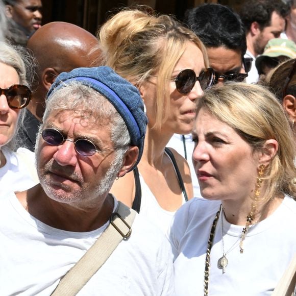 Ils ajoutaient que "la BAC avait dû intervenir pour calmer la comédienne qui a traité en retour les effectifs de police de 'sales nazis'"

Exclusif - Anne-Elisabeth Blateau lors de l'hommage à l’acteur Yannik Mazzilli ("Scènes de ménages") au théâtre de la Renaissance à Paris, France, le 2 août 2024. @Agence / Bestimage