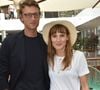 De retour à Paris, Ana tombe sous le charme d'Arthur de Villepin, le fils de notre ancien premier Ministre. L'histoire durera quatre ans avant que...
Exclusif - Ana Girardot et son compagnon Arthur de Villepin - People au bar Magnum lors des Internationaux de France de Tennis de Roland Garros à Paris. Le 9 juin 2018
© Veeren / Bestimage
