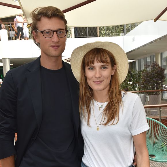 De retour à Paris, Ana tombe sous le charme d'Arthur de Villepin, le fils de notre ancien premier Ministre. L'histoire durera quatre ans avant que...

Exclusif - Ana Girardot et son compagnon Arthur de Villepin - People au bar Magnum lors des Internationaux de France de Tennis de Roland Garros à Paris. Le 9 juin 2018
© Veeren / Bestimage