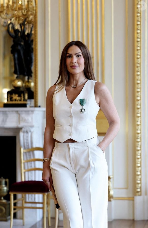 Exclusif - Vitaa - La chanteuse Vitaa et le Producteur musical Saïd Boussif élevés par la ministre de la Culture, Rachida Dati au grade de chevalier dans l'ordre des Arts et Lettres dans le salon des Maréchaux au ministère de la Culture à Paris le 24 juin 2024. © Dominique Jacovides - Alain Guizard / Bestimage