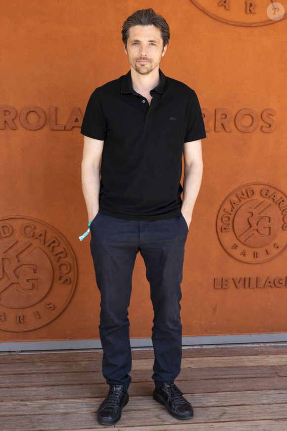 Raphaël Personnaz au village lors des Internationaux de France de Tennis de Roland Garros 2025. Paris, le 30 mai 2025. 
© Moreau / Jacovides / Bestimage