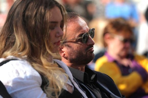 Milla Savarese, la fille d'E.Dequenne, et son beau-père, Michel Ferracci - 300 personnes réunies pour rendre hommage à Emilie Dequenne dans sa ville de Chièvres (Belgique), le 9 avril 2025, quelques semaines après son décès prématuré, survenu le 16 mars 2025. Une plaque commémorative a été installée dans la salle des Pas Perdus de l'hôtel de ville, renommée "Espace Émilie Dequenne". La famille de la comédienne a lancé un appel aux dons pour soutenir la lutte contre le cancer. Photonews / Bestimage