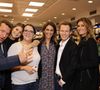 Une figure du petit écran et voix de la radio prend le large.

Exclusif - Benjamin Castaldi avec sa femme Aurore Aleman, Emilie Lopez, Valérie Bénaïm, Damien Canivez, Caroline Ithurbide et Jimmy Mohamed - Sortie livre de Valérie Bénaïm à la librairie Eyrolles à Paris © Cédric Perrin /Bestimage