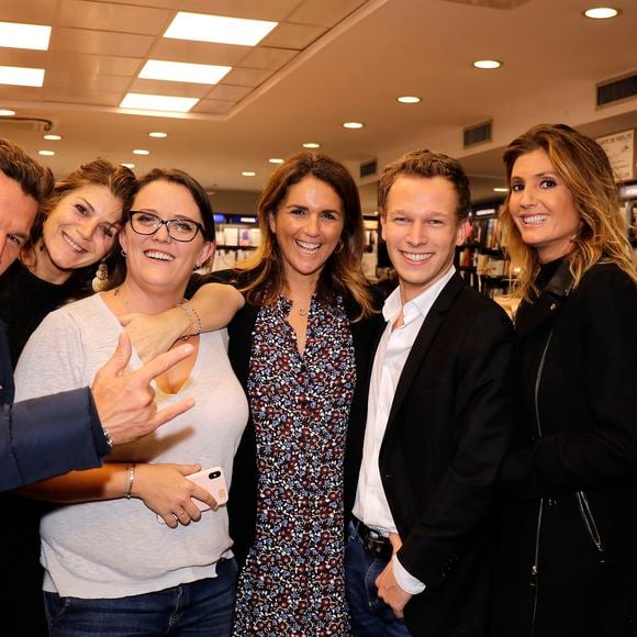 Une figure du petit écran et voix de la radio prend le large.

Exclusif - Benjamin Castaldi avec sa femme Aurore Aleman, Emilie Lopez, Valérie Bénaïm, Damien Canivez, Caroline Ithurbide et Jimmy Mohamed - Sortie livre de Valérie Bénaïm à la librairie Eyrolles à Paris © Cédric Perrin /Bestimage