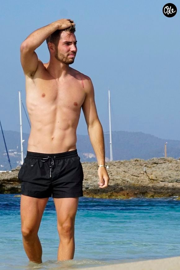 Lors de son passage au micro de la célèbre émission El Larguero, le beau brun s'est confié sur ce projet ambitieux

Exclusif - Luca Zidane a été aperçu avec des amis en train de jouer au football sur une plage à Ibiza en Espagne, le 14 juin 2019.