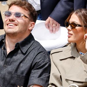 S'il est désormais en couple avec Iris Mittenaere, Antoine Dupont a aussi été aperçu avec d'autres jeunes femmes par le passé. 

Iris Mittenaere en tribunes lors de la finale messieurs des Internationaux de France de Tennis de Roland Garros (jour 15), à Paris, France
Photo : Cyril Moreau / Bestimage