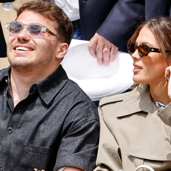 S'il est désormais en couple avec Iris Mittenaere, Antoine Dupont a aussi été aperçu avec d'autres jeunes femmes par le passé. 

Iris Mittenaere en tribunes lors de la finale messieurs des Internationaux de France de Tennis de Roland Garros (jour 15), à Paris, France
Photo : Cyril Moreau / Bestimage