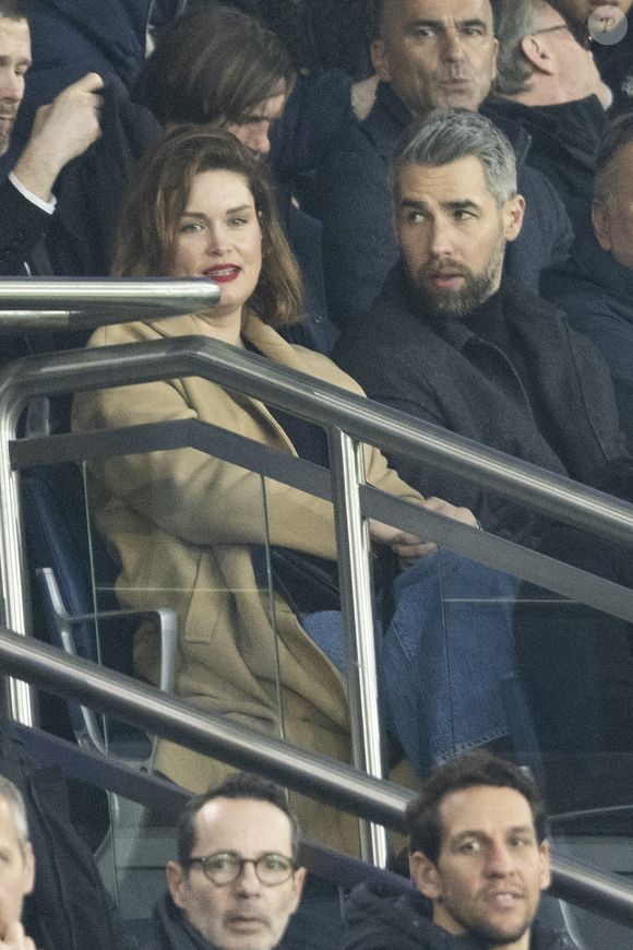 Luka Karabatic et sa femme Jeny Priez - Célébrités dans les tribunes de la 8ème de finale de la coupe de France de football entre le PSG contre Brest (3-1) au Parc des Princes à Paris le 7 février 2024. © Cyril Moreau/Bestimage