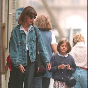 Caroline a tenté de préserver ses enfants qui ont grandi essentiellement en Provence...

Caroline de Monaco de retour à Paris avec ses enfants, dont Charlotte Casiraghi, le 1er septembre 1994.
Crédit : Agence/Bestimage