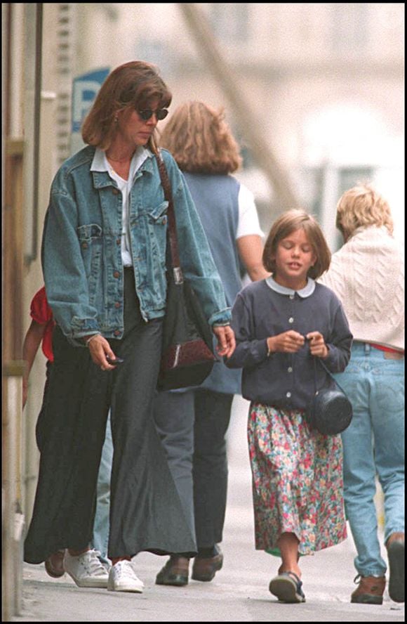 Caroline a tenté de préserver ses enfants qui ont grandi essentiellement en Provence...

Caroline de Monaco de retour à Paris avec ses enfants, dont Charlotte Casiraghi, le 1er septembre 1994.
Crédit : Agence/Bestimage