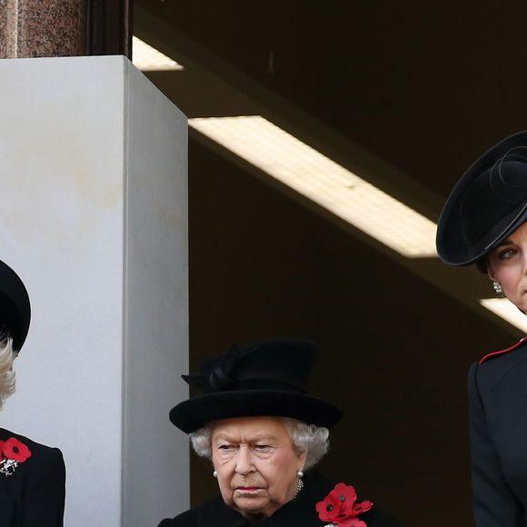 Camilla Parker Bowles, duchesse de Cornouailles, la reine Elisabeth II d’Angleterre et Catherine (Kate) Middleton, duchesse de Cambridge lors de la cérémonie du centenaire de l'armistice du 11 novembre 1918 au palais de Whitehall à Londres, Royaume Uni, le 11 novembre 2018. AGENCE / BESTIMAGE